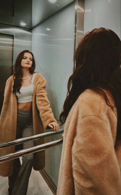 Elevator photo idea, lift, mirror Lift Poses Ideas, Lift Selfie Ideas, Elevator Photoshoot Photo Ideas, Lift Photoshoot Photo Ideas, Lift Photoshoot, Elevator Poses, Elevator Photoshoot, Rooftop Shoot, Elevator Selfie