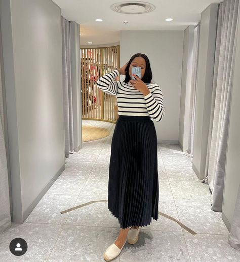 Maxi Pleated Skirt Outfit, Pleated Skirt Outfit Ideas, Accordion Skirt, Pleated Skirt Outfit, Modest Outfit Ideas, Maxi Outfits, Pleated Maxi Skirt, Causual Outfits, Church Outfits