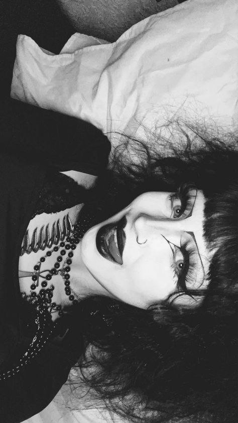 80s Goth Hair, Goth Girl Hair, Goth Girl Pfp, Emo Goth Girl, Pretty Goth Girl, Goth Female, Goth Mommy, Goth Girl Aesthetic