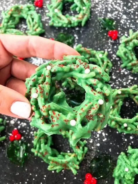 These easy and fast No Bake Christmas Wreath Cookies are ready in just 30 minutes. Green candy melts and mixed with chow mein noodles and topped with sprinkles for a fast and easy Christmas cookie. Inspired by anthill or haystack cookies and great for cookie exchanges. #christmascookies #nobakecookies No Bake Christmas, Christmas Wreath Cookies, Lemon Biscuits, Bake Christmas, Bake Easy, Wreath Cookies, Easy Christmas Cookie Recipes, Chow Mein Noodles, Christmas Prep