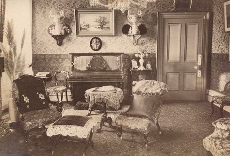 Victorian Drawing Room, Historic Home Interiors, Victorian Rooms, 1800s Home, Victorian House Interiors, Historical Interior, Room Organisation, Victorian Parlor, Victorian Home Interior