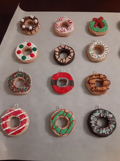 Clay Christmas Decorations Air Dry, Diy Donut Ornaments, Clay Candy Ornaments, How To Make Air Dry Clay Ornaments, Clay Christmas Cookies, Air Clay Christmas Ideas, Kids Clay Ornaments, Christmas Airdry Clay Crafts, Clay Crafts Air Dry Christmas