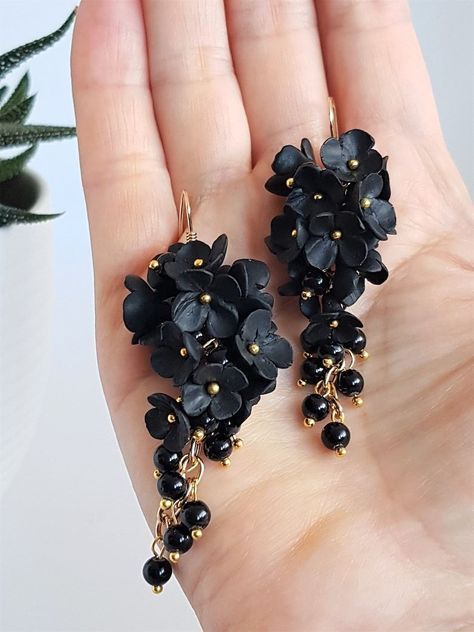 Elegant Polymer Clay Jewelry, Polymer Clay Flower Necklace, Black Polymer Clay Jewelry, Unique Clay Jewelry, Black Flower Earrings, Black Polymer Clay Ideas, Jewelry Polymer Clay Design, Handmade Polymer Clay Flower Earrings, Flower Earrings Clay