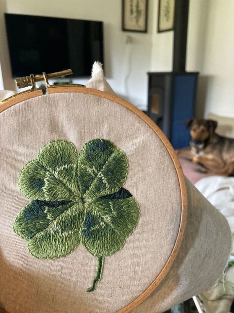 Clover Leaf Embroidery, Four Leaf Clover Embroidery, Clover Embroidery, Needle Painting, Embroidery Diy, Sewing Embroidery, Sewing Embroidery Designs, Cute Diys, Embroidery Ideas