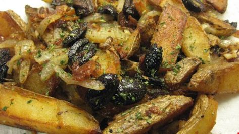 Pan-fried with onions, garlic, and olives, these Italian-inspired potatoes make a flavorful side dish that easy to prepare. Italian Fried Potatoes, Italian Fries, Pasta House, Pan Fried Potatoes, Fried Potatoes Recipe, Italian Potatoes, Mashed Potato Cakes, Delicious Sides, Potato Pasta