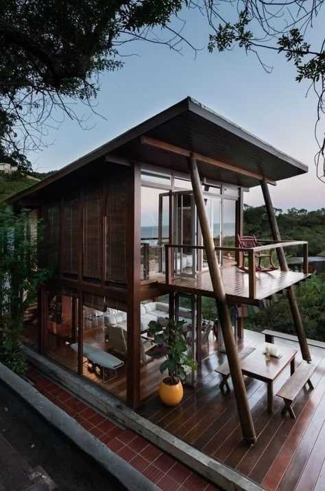 Tiny House Tropical, Small Wood House, Stilt House Plans, Wood House Design, House On Stilts, Rest House, Tiny House Inspiration, Inspire Me Home Decor, Island House