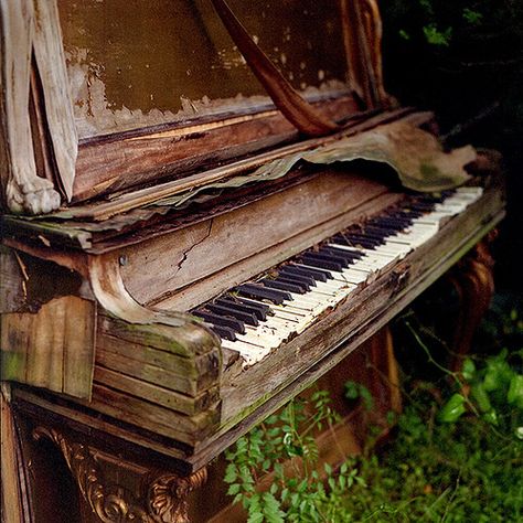 Silent Keys ~~ Old, Forgotten Piano sits at the bottom of a Beautiful Staircase in an abandoned building. Description from pinterest.com. I searched for this on bing.com/images Old Piano, Old Pianos, Peeling Paint, Abandoned Mansions, Trik Fotografi, Back To Nature, Abandoned Places, Writing Inspiration, White Photography