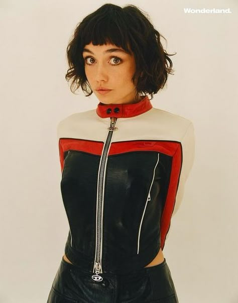 Sydney Chandler, Bug Enthusiast, The Maidens, Micro Bangs, Hair And Makeup Inspiration, Character Bank, Street Girl, Female Faceclaims, Louis Partridge