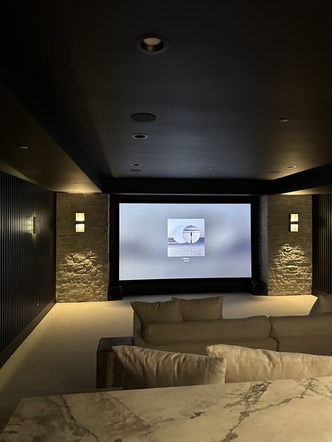 Cool Movie Theaters Home Theatre, Modern Farmhouse Movie Room, Bloxburg Home Theater, Basement Mansion, House Cinema Room, Cinema Basement, Home Theatre Design Interiors, Basement Aesthetic, Basement Theater Room Ideas