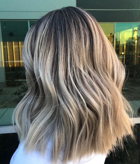 Smoked Marshmallow hair Dark Roots With Blonde Hair, Roots With Blonde Hair, Smokey Blonde, Brunette Roots, Blonde Hair With Roots, Blonde Hair Ideas, Dark Roots Blonde Hair, Gorgeous Hair Color, Icy Blonde