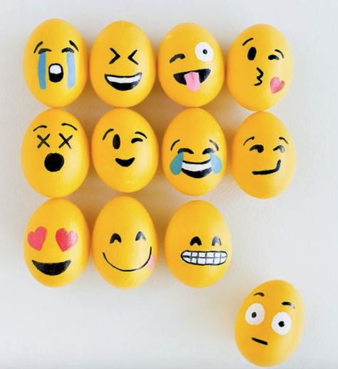 Emojis Emoji Easter Eggs, Diy – Velikonoce, Unique Easter Eggs, Easter Egg Designs, Painted Rocks Diy, Mirror Painting, Egg Painting, Egg Designs, Rock Painting Designs