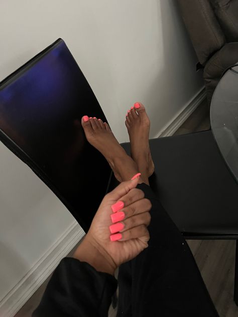 Neon Pink Toe Nails, Hot Pink Nails Black Women, Pedicure Hot Pink, Hot Pink French Pedicure, Pink Pedicure Black Women, Neon Pink Pedicure Toenails, Hot Pink Pedicure, Pink Pedicure, Pedicure Set