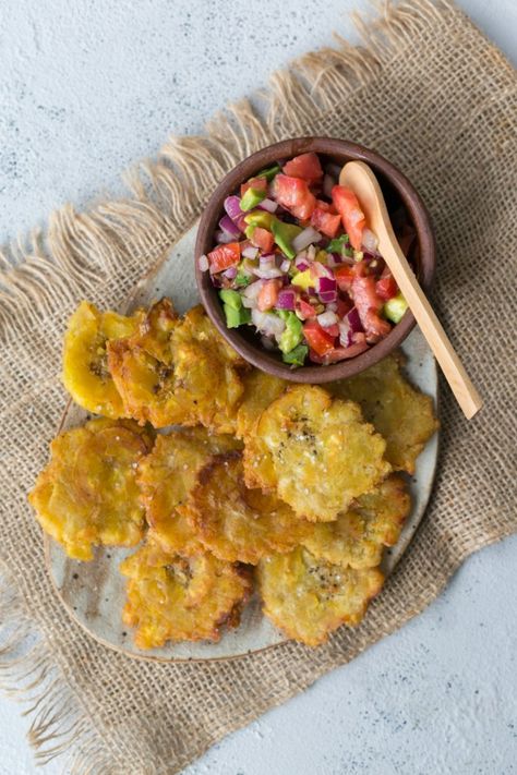 Patacones (tostones) con pico de gallo Patacones Recipe, Easy Ratatouille Recipes, Oven Dried Tomatoes, Lentil Salad Recipes, Ratatouille Recipe, Colombian Food, Vegetarian Main Dishes, Grilled Beef, Summer Side Dishes