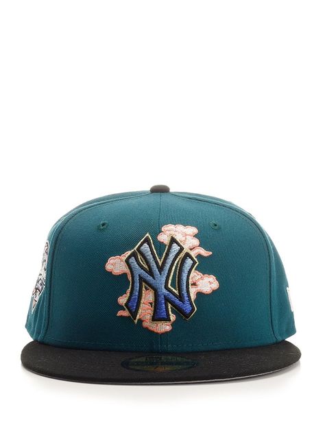 Green "59FIFTY New York Yankees Cloud Spiral" hat from New Era, with team logo with clouds embroidered on the peak, team patch on the right, MLB logo on the back, New Era flag embroidered on the left and flat black visor. Olive Green Yankees Hat, Fitted Hats Custom, Custom Fitted Hats, Streetwear Hats, Funky Hats, Rapper Outfits, Mlb Logos, Team A, Custom Caps