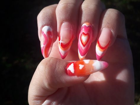 Uñas lésbicas⚢ Lesbian Pride Nails Designs Simple, Lesbian Nail Art Designs, Feminist Nails Art, Minimalist Pride Nail Art, Pride Nails Lesbian Flag, Lesbian Flag Nails Design, Lesbian Pride Nails Designs, Lesbian Nail Designs, Nails For Pride Month