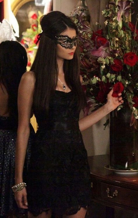 Masquerade Party Outfit, Vampire Diaries Costume, Maquillage Halloween Simple, Katherine Pierce Outfits, Masquerade Outfit, The Mask Costume, Vampire Halloween Costume, Vampire Diaries Outfits, Hot Halloween Outfits