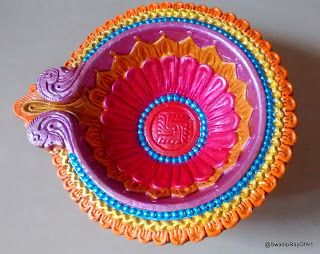 Big Diya Paintings For Diwali, Big Diya Painting, Big Diya Decoration Ideas, Mataka Art, Diya Colouring Ideas, Diya Colouring, Diy Diyas, Painted Diya, Colorful Diya