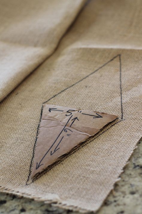 Pendant Garland, Banner Diy, Pennant Banner, Burlap Crafts, Diy Banner, Burlap Banner, Fabric Bunting, Banners Buntings, Fabric Banner