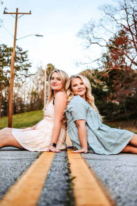 Best Friend Photoshoot Ideas, Friend Photoshoot Ideas, Best Friends Photoshoot, Friend Senior Pictures, English Photo, Girlfriends Photoshoot, Friends Photoshoot, Sisters Photoshoot Poses, Friendship Photography