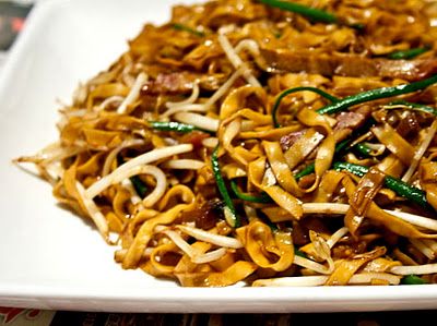 3 hungry tummies: Fried Noodles With Char Siu And Flowering Chives Singaporean Food, Asian Noodle Dishes, Edible Flowers Recipes, Flower Recipes, Asian Rice, I Want Food, Noodle Bar, Fried Noodles, Char Siu