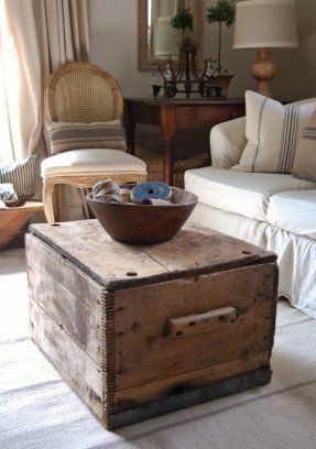 Rustic chest coffee table 6 Mountain Cabin Decor, Old Wooden Crates, Crate Coffee Table, Old Wooden Boxes, Wicker Coffee Table, Shipping Crates, Coffee Table Trunk, Casa Country, Chest Coffee Table