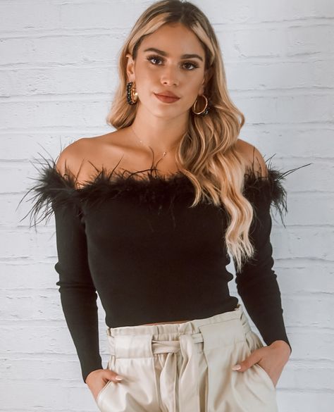 Feather Top Outfit Black Woman, Feather Top Outfit, Top With Feathers, Concert Fit, Feather Tops, Simple Top, Concert Fits, Have A Good Night, Black Tank Top