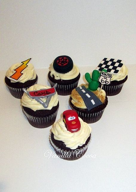 Race Car Cupcakes, Marathon Snacks, Car Cupcakes, Kids Party Finger Foods, Movie Cupcakes, Wheels Cake, Snack Cake Recipe, Pixar Cars Birthday, Cars Cupcakes