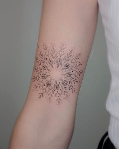 Simple Mandala Tattoo, Belly Button Tattoo, Terrible Tattoos, Mum Tattoo, Linework Tattoo, Torso Tattoos, Small Forearm Tattoos, Airbrush App, Mandala Tattoo Design