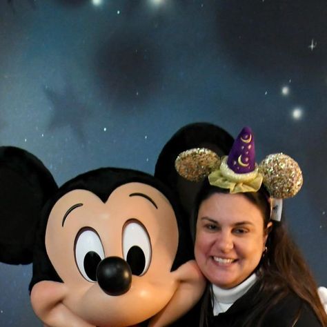 Camila Fernandes Rosa on Instagram: "Mickey Mouse wiggling his nose is the cutest thing ever! #tbt to this sweet moment with him last week at Disneyland! #throwback #disneymemories #disneymagic #disneypic #disneyland #cutest #magicalmoments #mickeymouse #sorcerermickey #mickeylover #disneylifestyle #disneyaddict" Mickeys Once Upon A Christmas, Mickey Mouse Flipping Off, Mickey Mouse Singing, Goofy From Mickey Mouse, Disney Sing Along Songs Vhs, Disney Lifestyle, Disney Memories, Fun Songs, Disney Addict