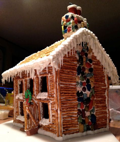 Pioneer style log cabin gingerbread house made with pretzels. Cabin Gingerbread House, Creative Christmas Food, Winter Torte, Gingerbread House Parties, Gingerbread House Designs, All Things Gingerbread, Gingerbread House Decorations, Candy House, Christmas Gingerbread House