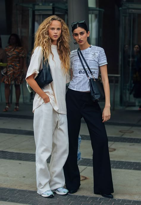 Olivia Vinten Style, Olivia And Lunden Outfits, Olisunvia Hair, Lunden And Olivia Style, Olivia Vinten, Olivia Vinten Hair, Olivia Vinten Street Style, Minimalist Street Style, Models Off Duty Style