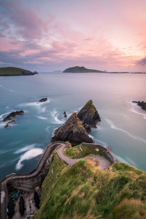 Sunset at Dunquin harbour on the Dingle Peninsula on the southwest tip of Ireland #photography #travel Erin Ireland, Photo Place, Dingle Peninsula, Versailles Garden, Ireland Photography, World Landscape, Love Ireland, Breathtaking Nature, Amazing Scenery