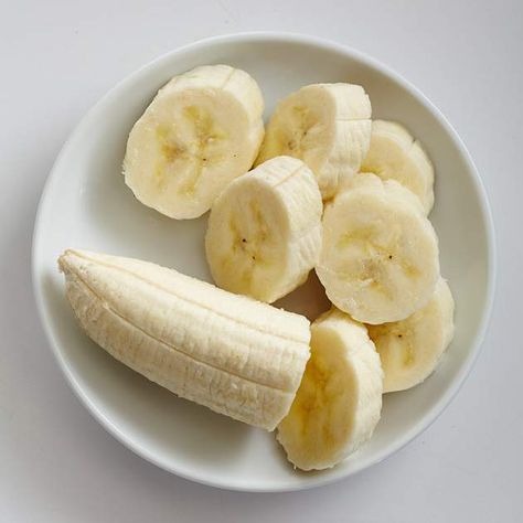 Diarrhea: What to Eat and Avoid - EatingWell Foods For Diaherra, Diahrea Remedies, Bug Food, Banana Drinks, Fiber Rich Foods, Smoothie Ingredients, How To Eat Less, Foods To Eat, Healthy Happy