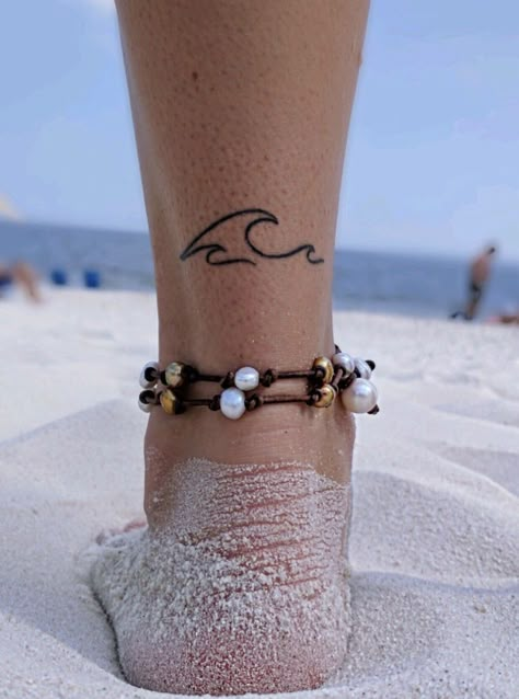 Anklets Beach, Beach Inspired Tattoos, Simple Wave Tattoo, Small Henna Tattoos, Beachy Tattoos, Water Jewelry, Cute Henna Tattoos, Tatuagem Masculina Pequena, Small Henna