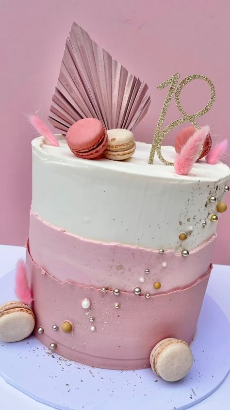 ggbakes_ on Instagram: How I pipe this design of cake (I’m not even sure what it’s called 🤣 want to say fault line but who knows!) Pink Fault Line Cake, Fault Line Cake Design, Female Birthday Cakes, Female Birthday Cake, Fault Line Cakes, Design Of Cake, Fault Line Cake, Pink Cakes, 40th Cake