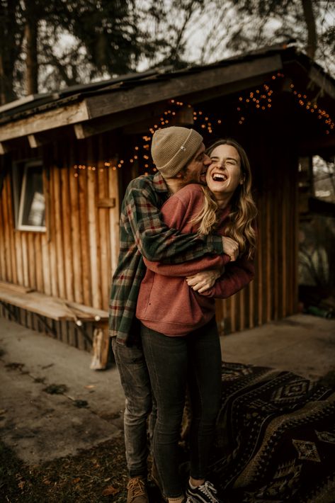 Cabin and Campfire Vibes by Melanie Ibele › Beloved Stories Cabin Honeymoon Outfit, Christmas Cabin Photoshoot, Cozy Cabin Photoshoot, Cabin Family Photoshoot, Cabin Couple Pictures, Cabin Photoshoot Ideas, Cabin Photoshoot Photo Ideas, Rv Photoshoot, Campfire Photoshoot