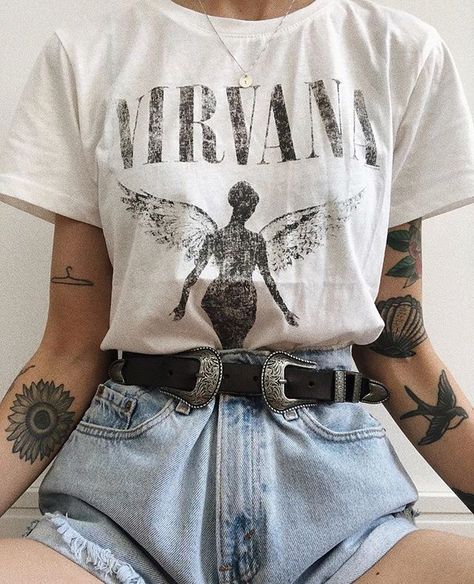 cf1f78fe923afe05f7597da2be7a3da8 Nirvana Shirt Outfit, Soft Grunge Outfits, Nirvana Shirt, Elegante Casual, Teenager Outfits, Tyler The Creator, Mode Inspo, Tshirt Outfits, T Shirt Diy