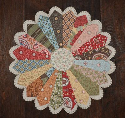 Quilt Dresden Plate, Dresden Plate Patterns, Dresden Plate Quilts, Dresden Quilt, Dresden Plate Quilt, Plate Ideas, Table Quilts, Dresden Plate, Quilted Table Runners