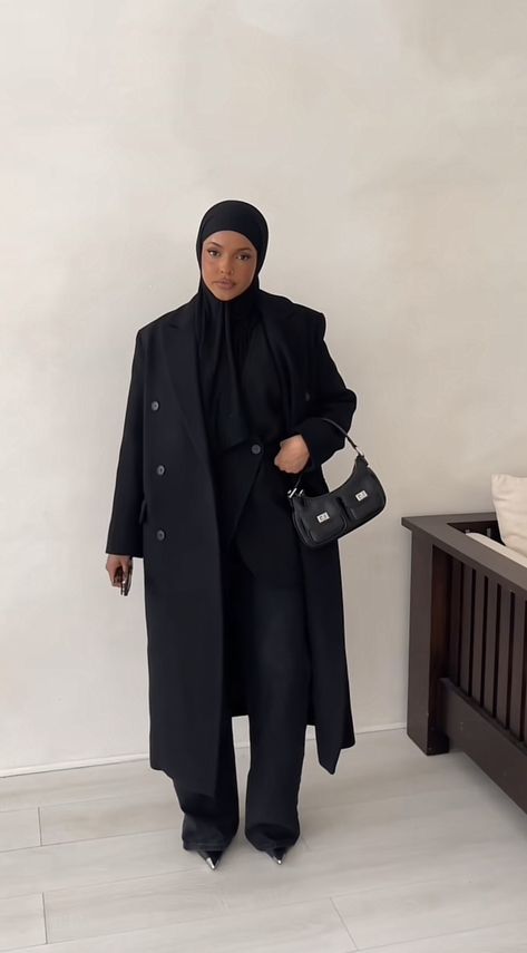 Modest Outfits Winter, Modest Winter Fashion, Winter Modest Outfits, All Black Outfit For Work, Milan Outfits, Modern Hijab Fashion, Hijabi Fashion Casual, Professional Outfits Women, Mode Abaya