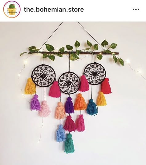 Dream Catcher Decor Wall Hangings, Dream Cature, Hand Crafts Ideas Creative, Bangles Craft, Diy Wall Hanging Yarn, Craft From Waste Material, Dream Catcher Decor, Easy Diy Room Decor, Dream Catcher Craft