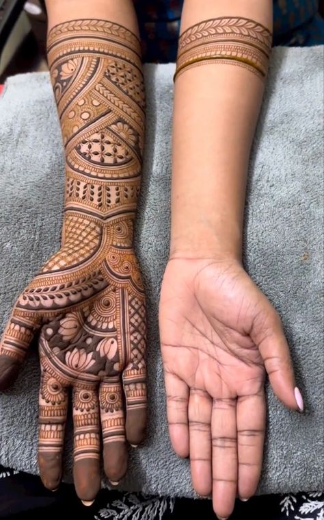 Bridel Mehandi Full Hand Simple, Mhendi Design Unique Latest Full Hand, Back Hand Mehndi Designs Bridal, Full Hand Mehndi Designs Simple, Simple Back Hand Mehndi Designs, Bridal Mehandi Designs, Round Mehndi, Mehandhi Designs, Front Mehndi Design