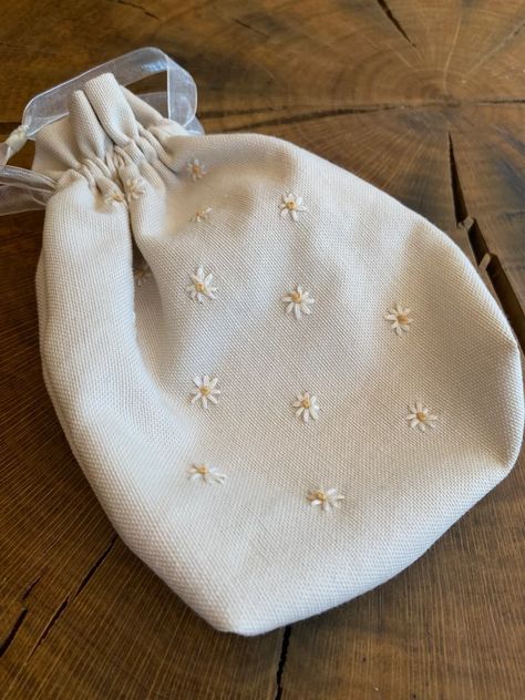 Drawstring Bag Embroidery, Small Bag Embroidery, Bridesmaid Pouch Bag, Small Cloth Bag, Fabric Pouches Ideas, Embroidered Drawstring Bag, Pouch Embroidery Ideas, Embroidered Pouch Bags, Drawstring Bag Aesthetic