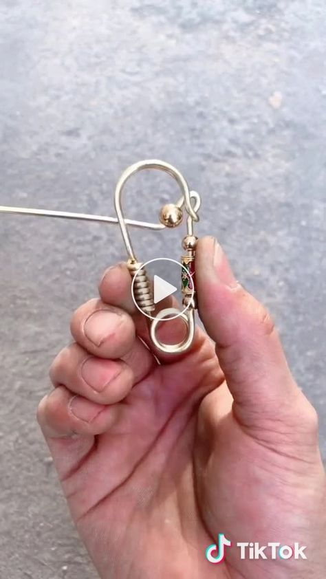 Tig Wire Keychain, Wire Keychain Ideas, Wire Keychain Diy, Wire Keychain, Wire Weaving Tutorial, Lock Pick, Wire Tutorials, Metal Forming, Handmade Keychain