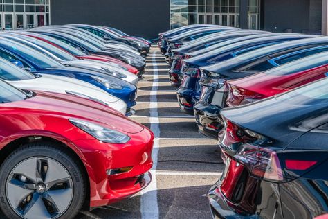 Tesla and the rise of the Model 3 get acknowledged by US auto dealership exec Tesla Owner, Ride The Lightning, Tesla Roadster, Tesla Motors, Tesla S, Blue Books, Automobile Industry, Car Dealership, Elon Musk