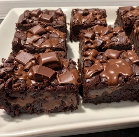 Gooey Rolo-stuffed Brownies Infused Brownies, Rolo Brownies, Stuffed Brownies, Rolo Cookies, Easy Bar, Candy Alternatives, Gooey Caramel, Homemade Caramel Sauce, Box Brownies