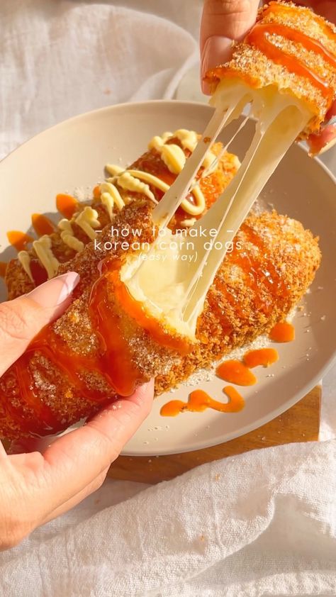 misojenkitchen on Instagram: korean corn dog hack~ i don’t like working with batters or yeast because it’s messy and time consuming so i came up with this! it tastes… Korean Corn, Korean Street Food Recipes, Tasty Recipes Videos, Quick Recipes Snacks, God Mat, Yummy Comfort Food, Delicious Snacks Recipes, Corn Dogs, Deilig Mat