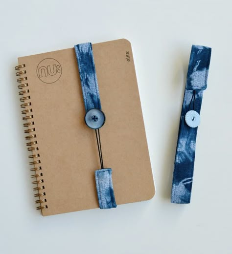 Denim Bookmarks Diy, Cute Sewing Ideas Easy, Denim Bookmarks, Quick Gifts To Make, Buttons Ideas, Fabric Bookmarks, Shibori Diy, Diy Elastic, Diy Bookmark