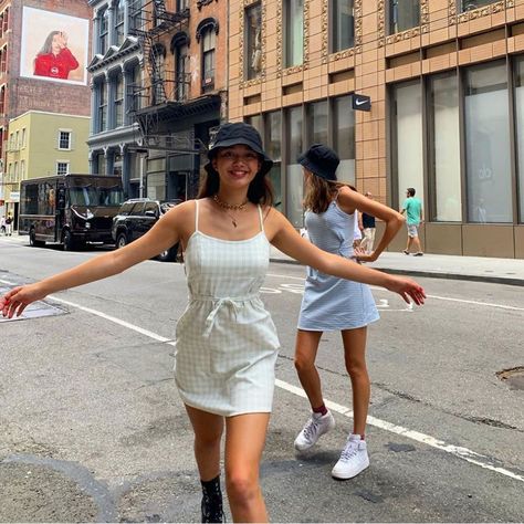 Bucket Hat Outfits, Bucket Hat Looks, Brandy Fits, Lily Chee, Outfits With Hats, Casual Style Outfits, Preppy Outfits, Aesthetic Outfits, Brandy Melville