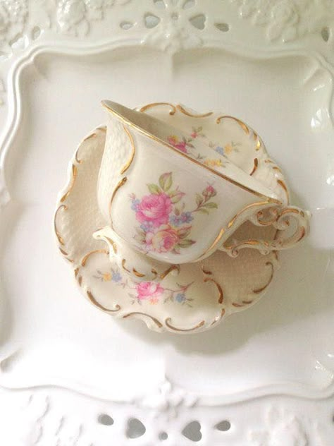 Tea Cup Collection, Cuppa Tea, Antique Dishes, Farmhouse Vintage, Pretty Cups, Bone China Tea Cups, Vintage Teacups, Teapots And Cups, Antique Tea