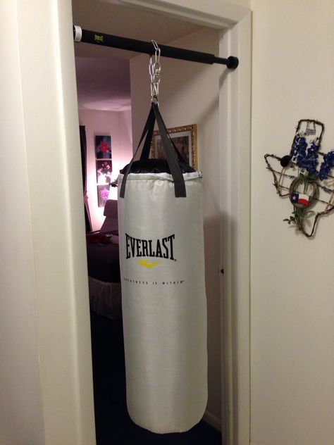 Boxing bag in small home Pull up bar w/ 70 lbs bag Everlast Punching Bag, Punching Bag In Bedroom, Boxing Bag In Bedroom, Boxing Bag Aesthetic, Punching Bag In Room, Diy Boxing Bag, Boxing Room At Home, Punching Bag Aesthetic, Boxing Bedroom